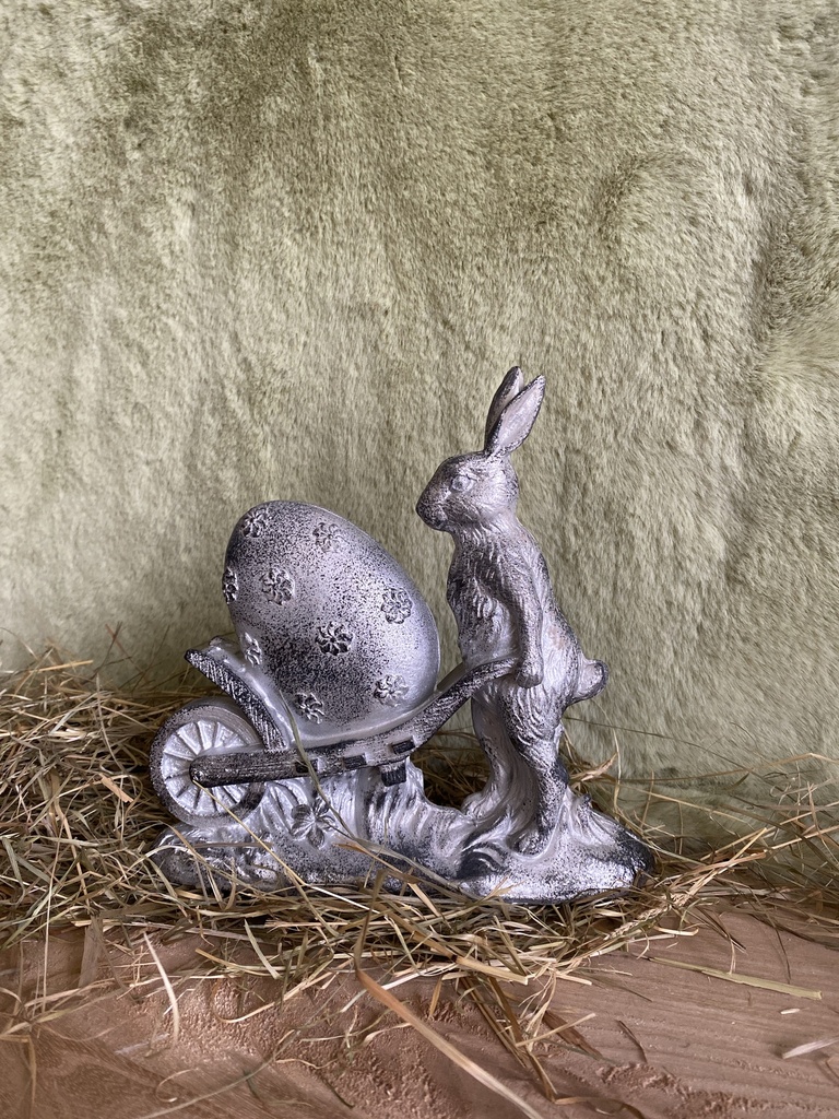 Hase mit Schubkarre