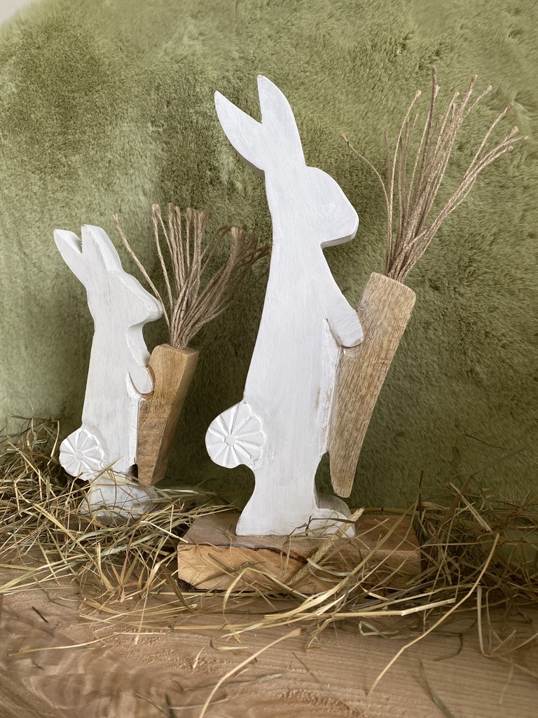 Holzhase mit Karotte