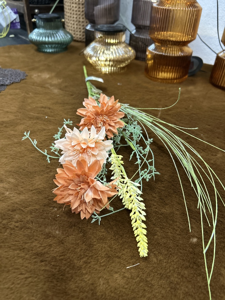 Blumenarrangement orange