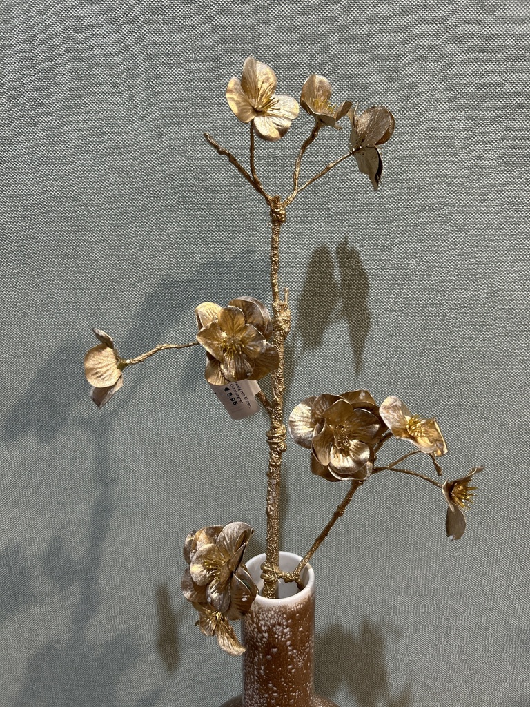 Wurzelzweig mit Blüten