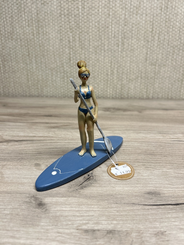 Badedame auf Surfbrett