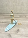 Badedame auf Surfbrett hellblau