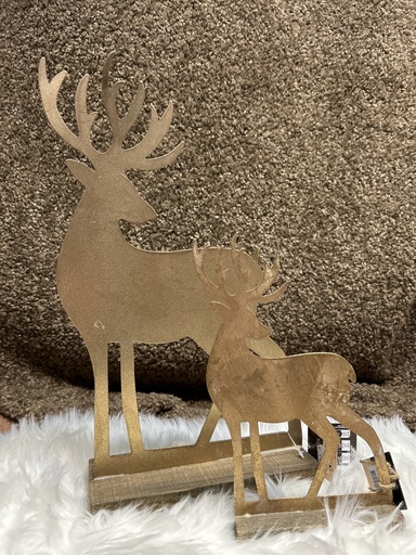 Hirsch auf Holzsockel