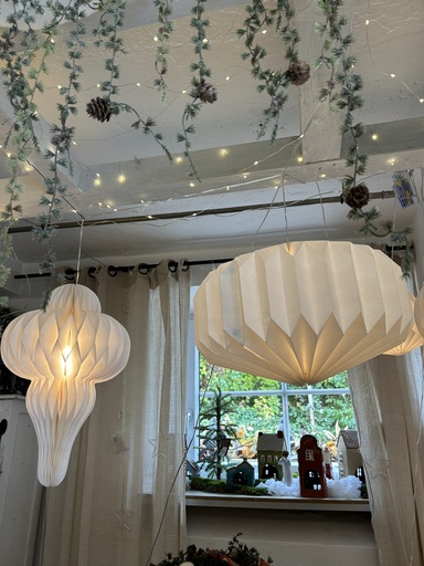 Papierornamente beleuchtet